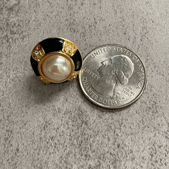 Vintage 90s Roman Black Enamel Mabe Faux Pearl Circle Dome Pierced Earrings - Picture 2 of 7